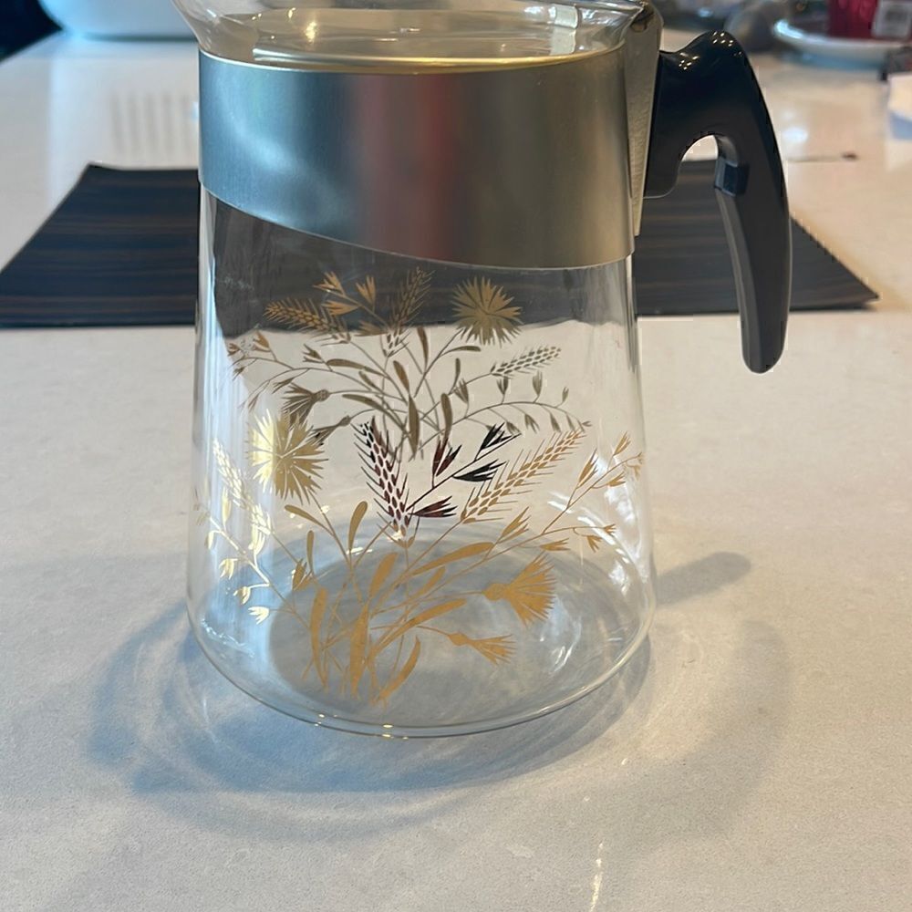 Douglas flameproof coffee carafe vintage, gold design very retro. So cool!